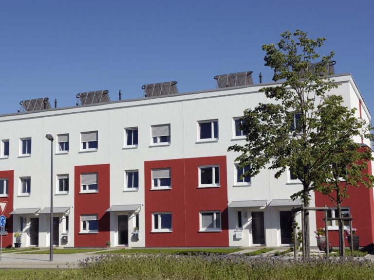 Moderne Fassade in Weiß und Rot.